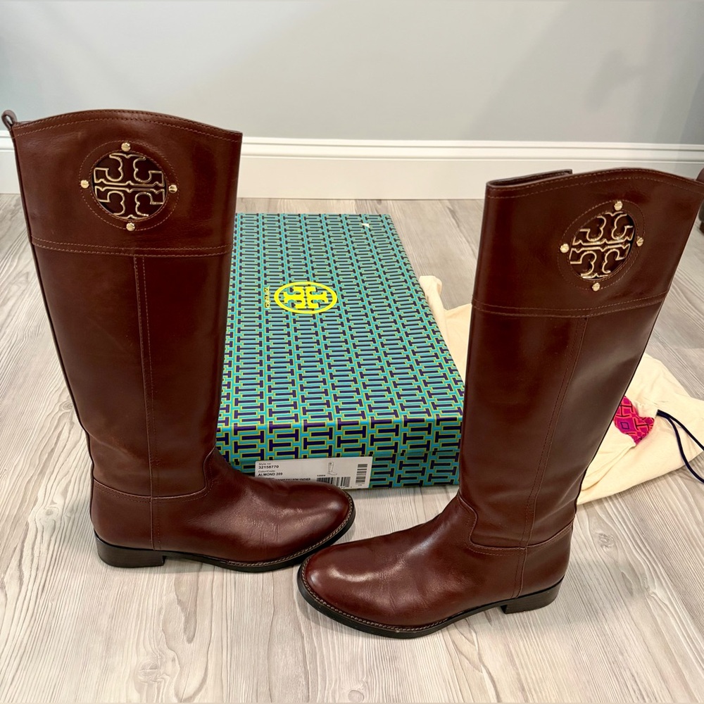 TORY BURCH Kiernan Almond Brown Galleon Leather Tall Logo Boots Size 7.5 EUC - Picture 4 of 17